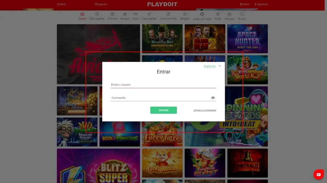 Ventana emergente de inicio de sesión solicitando correo o usuario y contraseña sobre juegos de tragamonedas